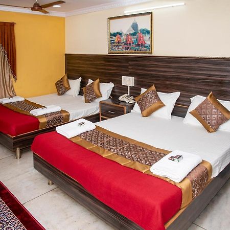 היידראבד Vrindavan Comfort Inn מראה חיצוני תמונה